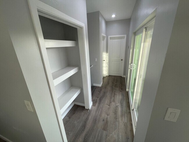 Building Photo - 4BD/2BA with great Yard!