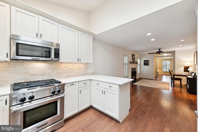 Building Photo - 6603 Forsythia St