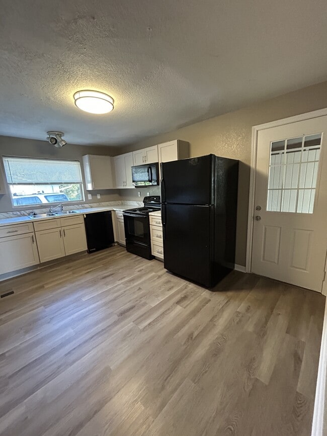 Building Photo - 2420 TanglewoodMain House