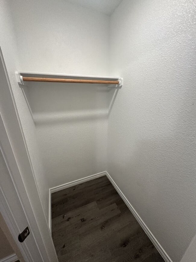 Building Photo - AVAILABLE NOW! (SECTION 8 ACCEPTED)