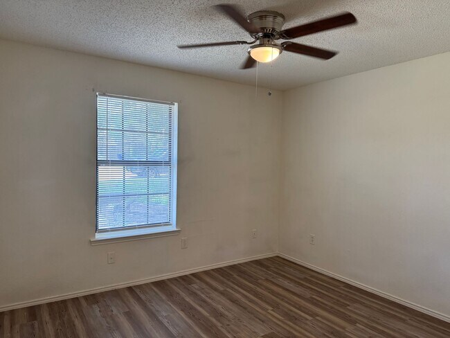 Building Photo - 716 Woodland Ct