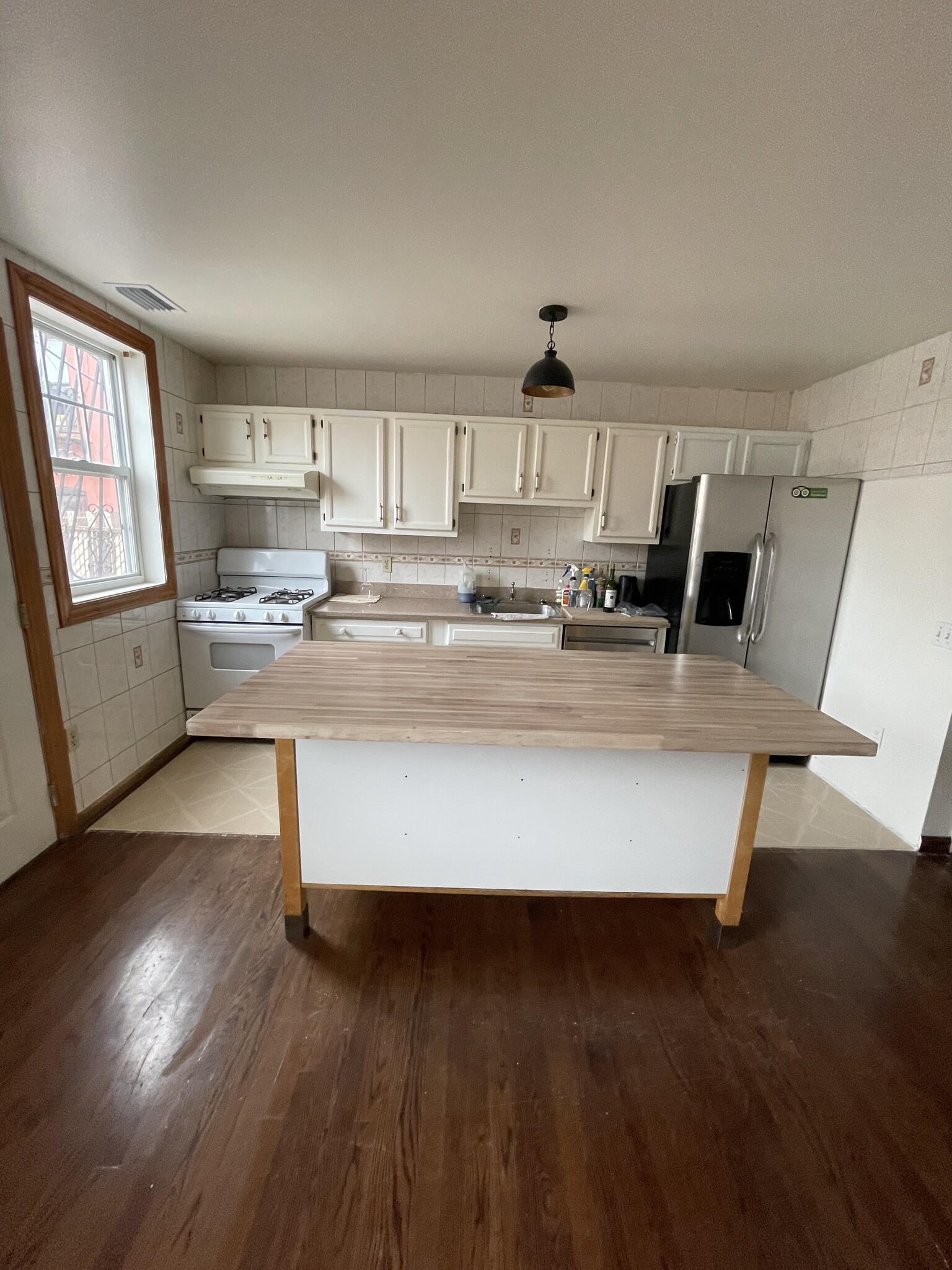 Kitchen/ dining room - 495 Snediker Ave