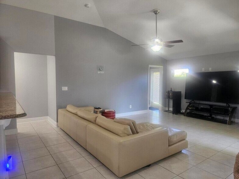 Building Photo - 5721 NW Alcazar Ter