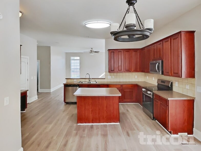 Building Photo - 108 N Honey Locust Dr