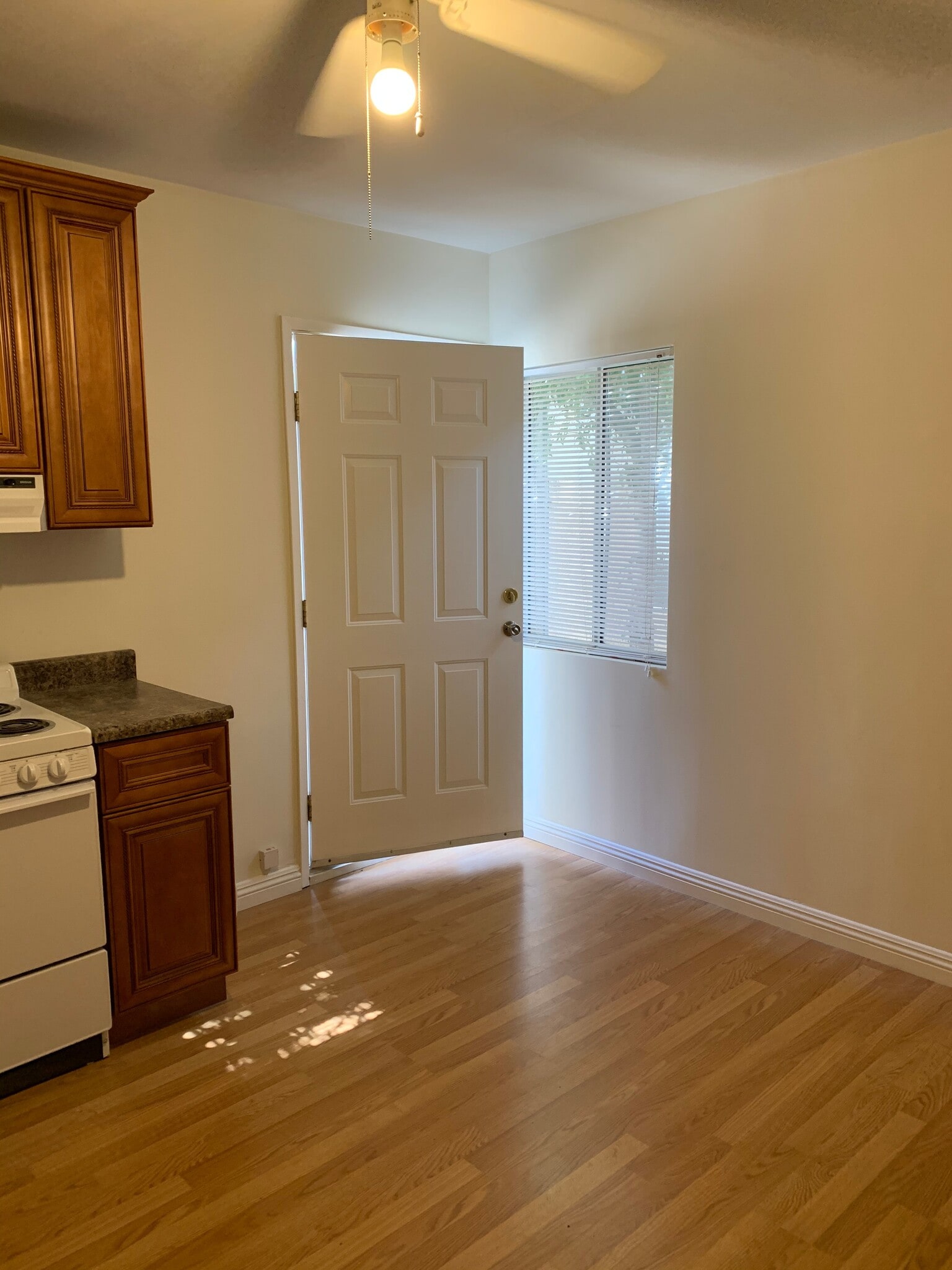 Building Photo - 1909 N Hollywood Way