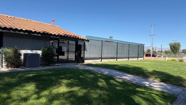 Building Photo - 2 BEDROOMS 1.5 BATHROOMS  TOWNHOUSE AVAILABLE FOR RENT !!!