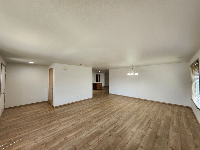 Building Photo - Updated 3 bed, 2 ba w/Oversized Covered Patio