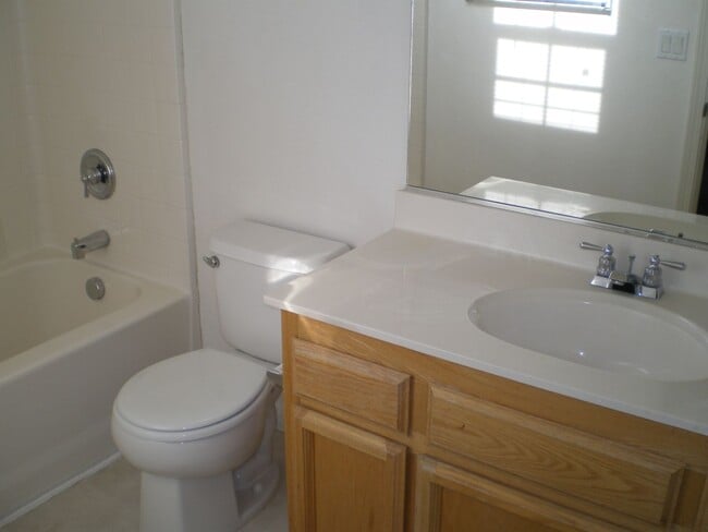 Building Photo - Natomas 4bd/2.5bth Single Family Home