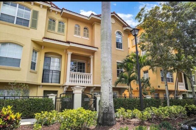 Building Photo - 11850 Valencia Gardens Ave