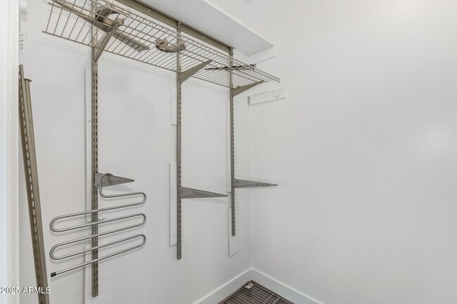 Building Photo - 945 E Playa Del Norte Dr