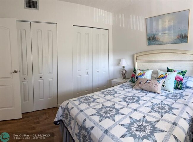Building Photo - 1055 Country Club Dr
