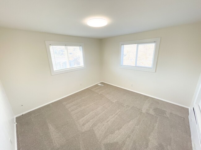 Building Photo - MOVE IN READY! 3 Bedroom, 2 bath Multi-Lev...