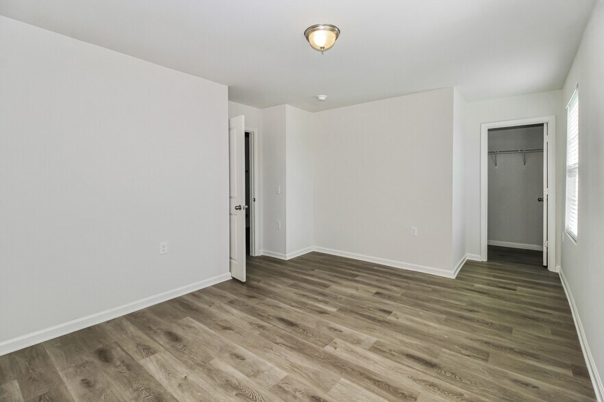 Building Photo - 668 Savanac St SE