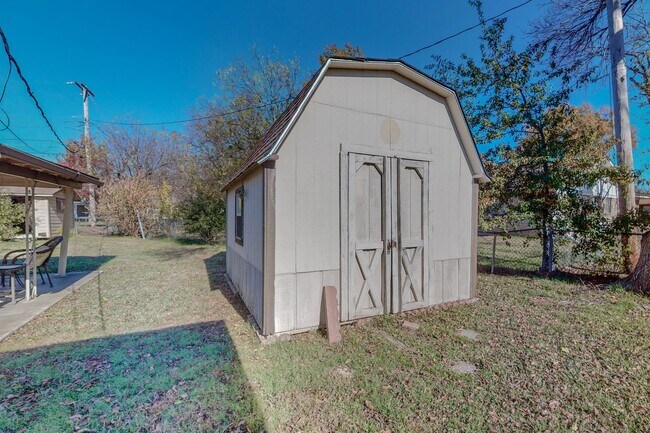 Building Photo - Charming 3-Bedroom Gem with Mid-Century Fl...