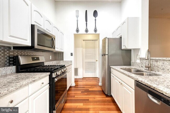 Building Photo - Stunning 2bd 2bth Penthouse-Level Condo in...