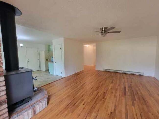 Building Photo - Nice Home Near Weaverville!!