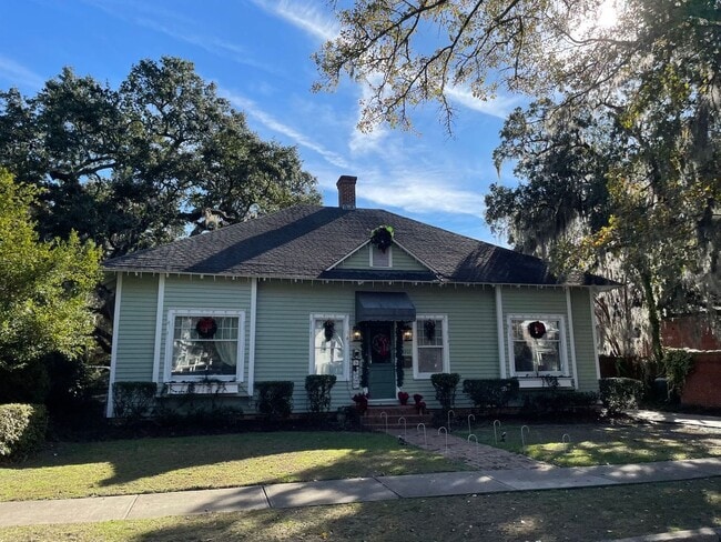 Building Photo - Charming and spacious 3 bedroom cottage in downtown Conway!