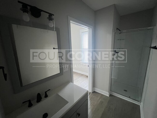 Building Photo - Beautiful 4 Bedroom 3 Bath Home