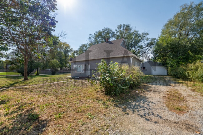 Building Photo - 2551 S Laura St