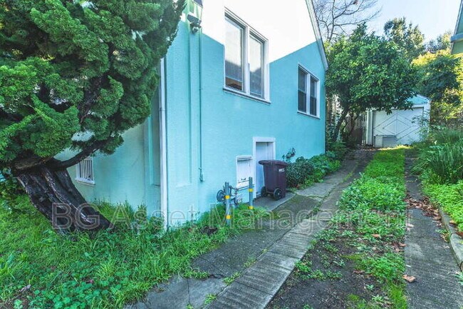 Building Photo - 3808 Lakeshore Ave