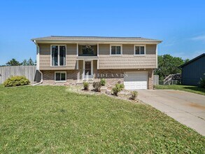 Building Photo - Millard 3 Bed / 2 Bath Split Entry