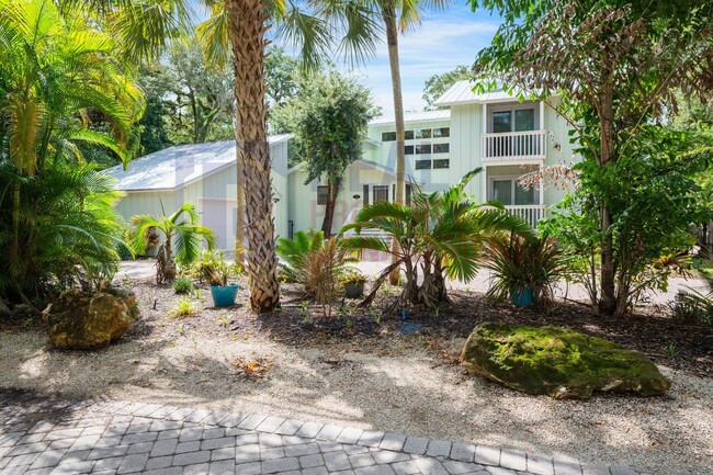 Building Photo - Stunning 4/2 on Siesta Key!