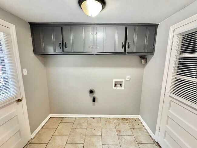 Building Photo - 4914 Childs Dr