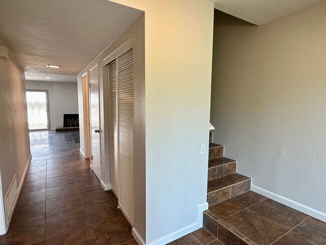 Building Photo - 3266 Loma Riviera Dr