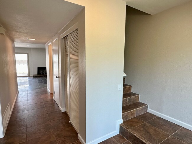 Building Photo - Spacious, Upgraded, 3 Bedroom 2.5 Bath Con...