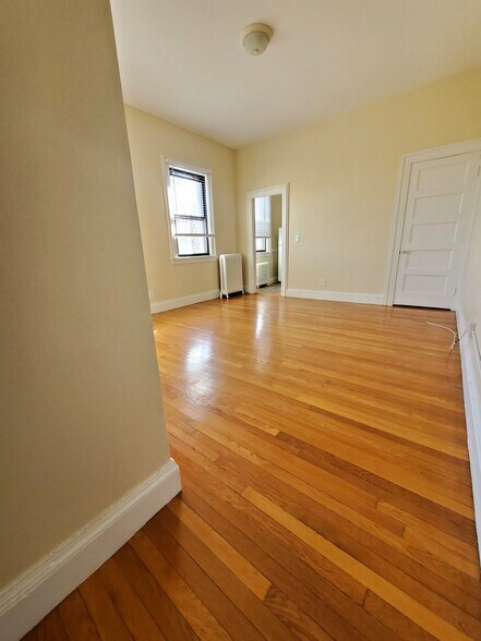 Building Photo - 1476 Beacon St
