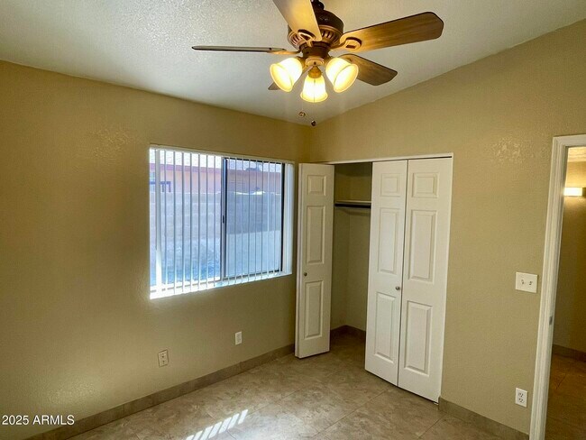 Building Photo - 6502 W Paradise Ln