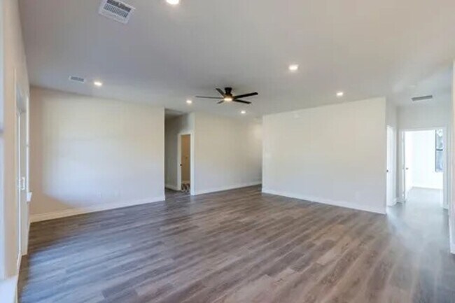 Building Photo - 5713 Stonegate Cir