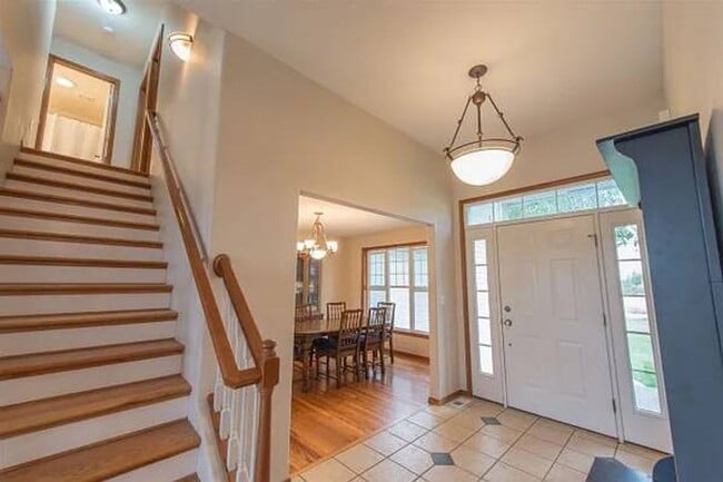 Building Photo - Beautiful Tri-Level Living on 5 Acres!