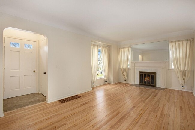 Building Photo - 2444 Richards Dr SE