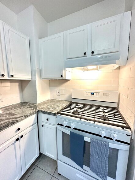 Building Photo - 48 Maple Ave