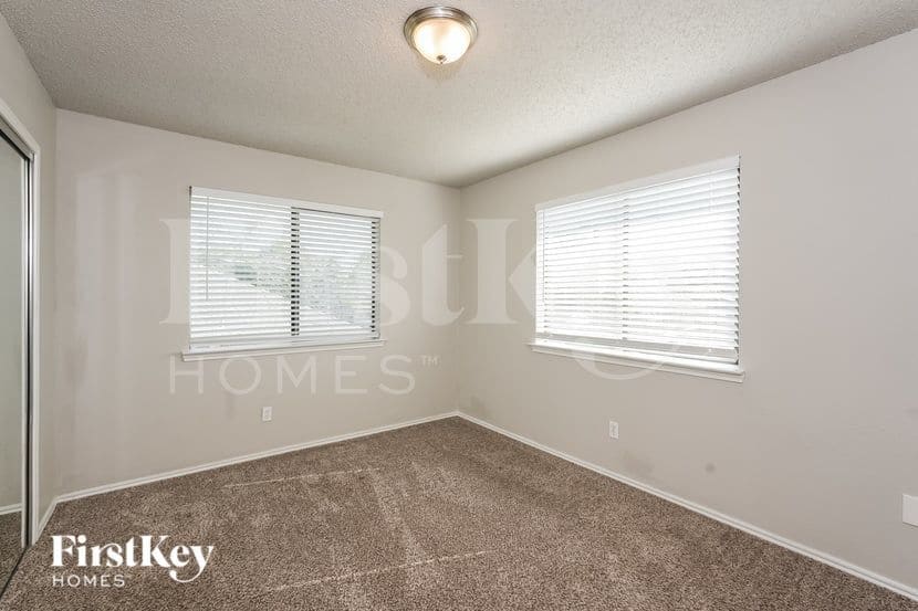 Building Photo - 911 Blewitt Dr