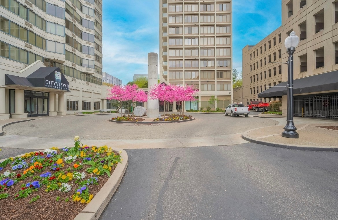 Pretty entry circle - 2001 Hamilton St