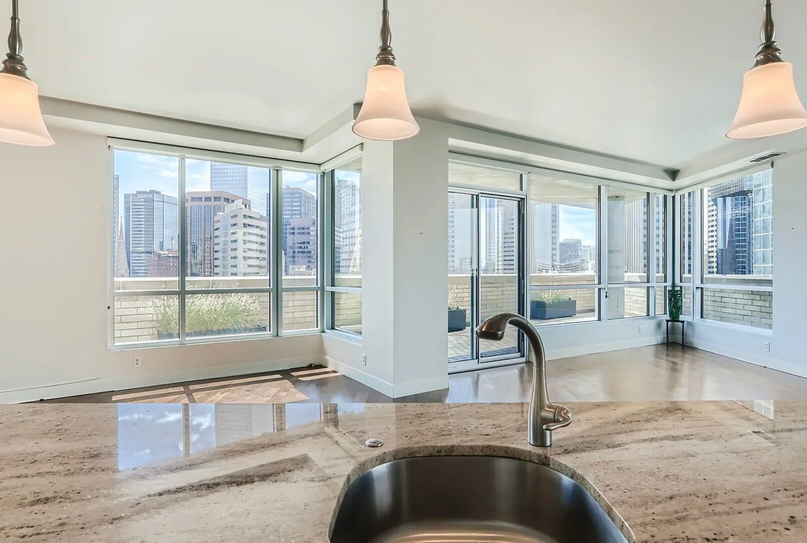 Building Photo - 2001 Lincoln St