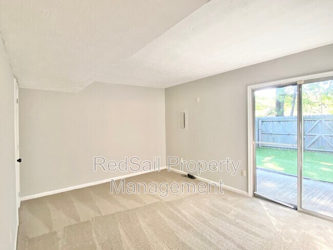 Building Photo - 384 Kinsmen Way