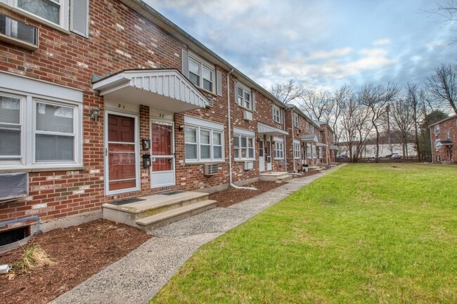 Building Photo - Beautiful two-bedroom townhouse condo with open floor plan