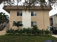 Building Photo - 960 Biarritz Dr