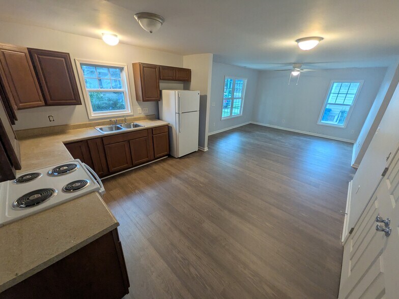 Building Photo - 549 Stevens St