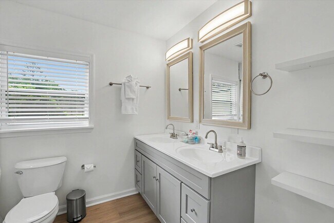 Building Photo - 713 Stafford St