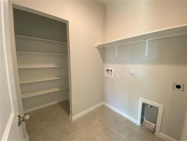 Building Photo - 384 Gaida Loop