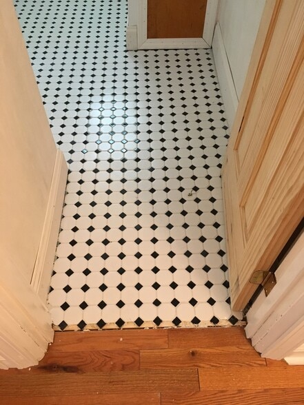 Bathroom (full) - 4842 Hatfield St