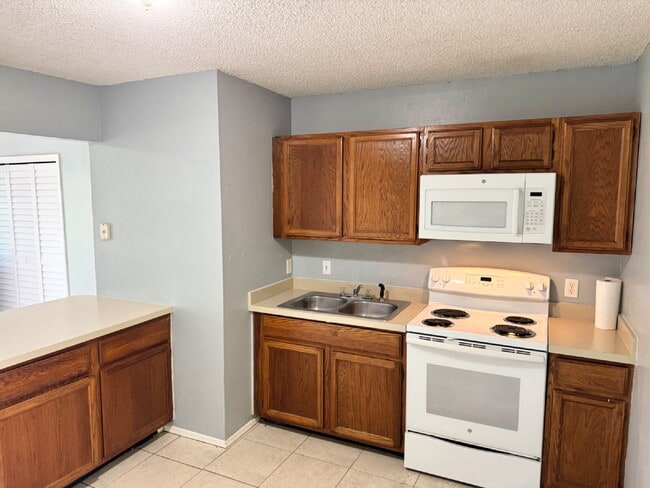 Building Photo - Cozy 2 Bedroom / 1 Bath Duplex North of City