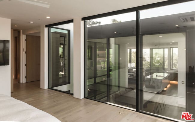 Building Photo - 606 N Ardmore Ave