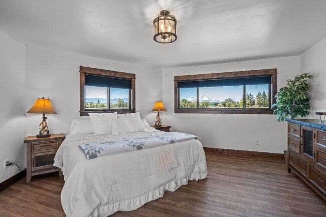 Building Photo - Luxury Home for Rent – Expansive Acreage, ...