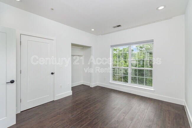 Building Photo - 4860 Eisenhower Ave