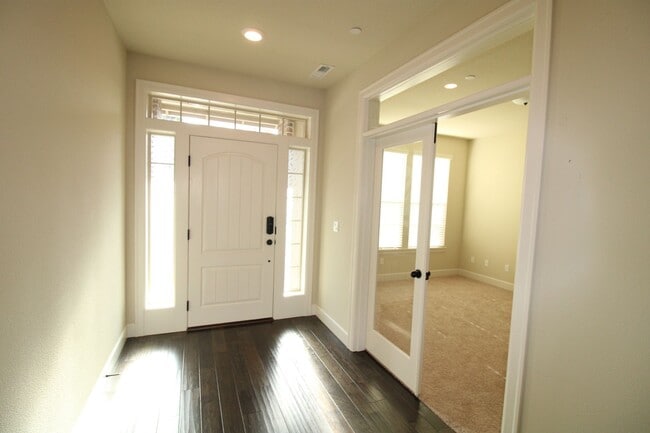 Building Photo - WELL MAINTAINED, BEAUTIFUL 5 BR HOME IN THE CAMAS HILLS!